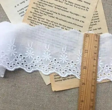Tela de encaje de algodón bordada con flores blancas, para costura, apliques de decoración.