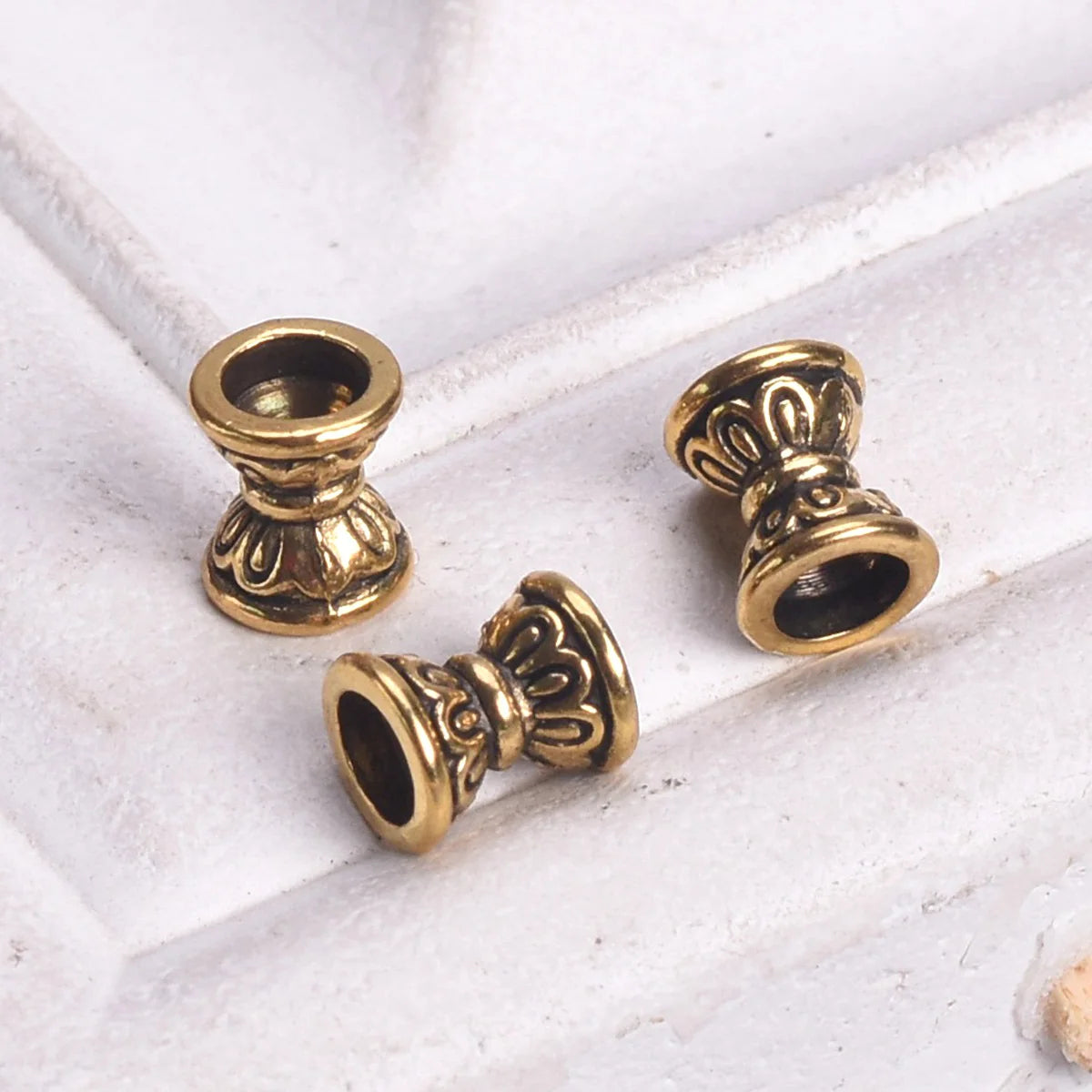 30 Uds. de mostacillas (cuentas) espaciadoras con forma de reloj de arena, color dorado antiguo/plata tibetana, 6,5x5,5mm, de metal