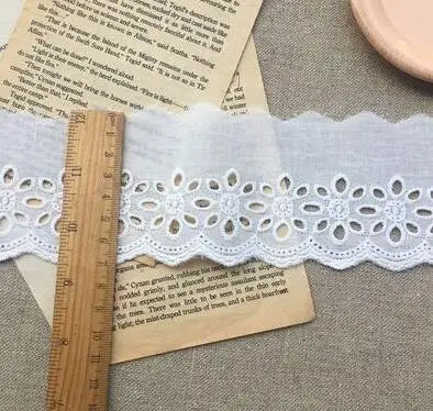 Tela de encaje de algodón bordada con flores blancas, para costura, apliques de decoración.