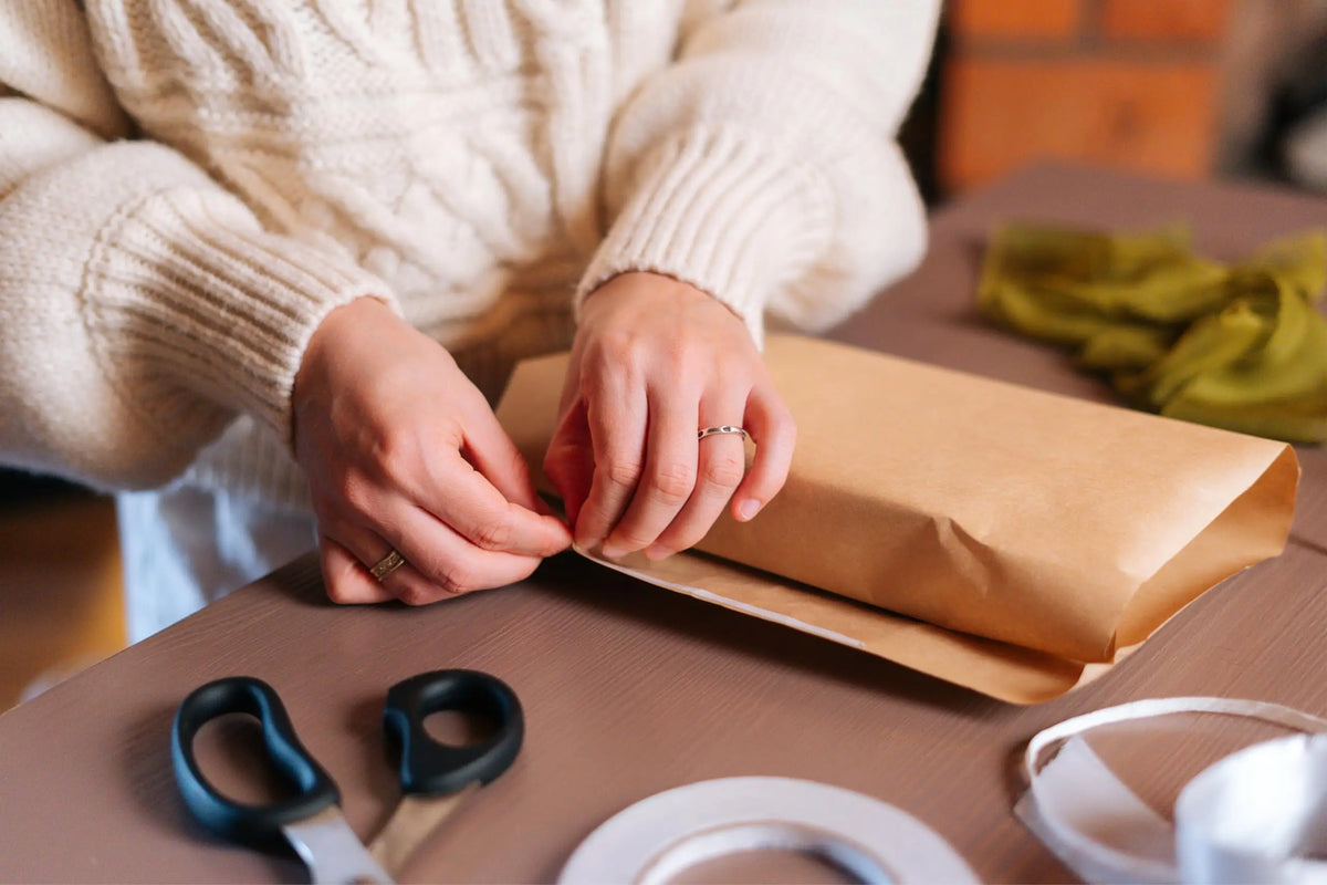Rollo de papel kraft marrón para embalaje , dibujo y manualidades
