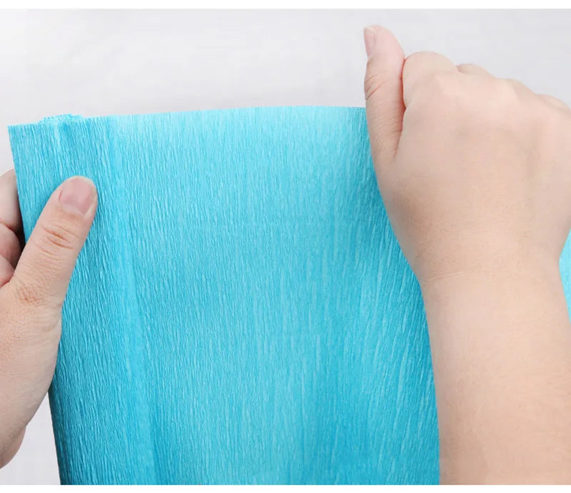 Rollo de papel crepé de colores de 50x250cm.