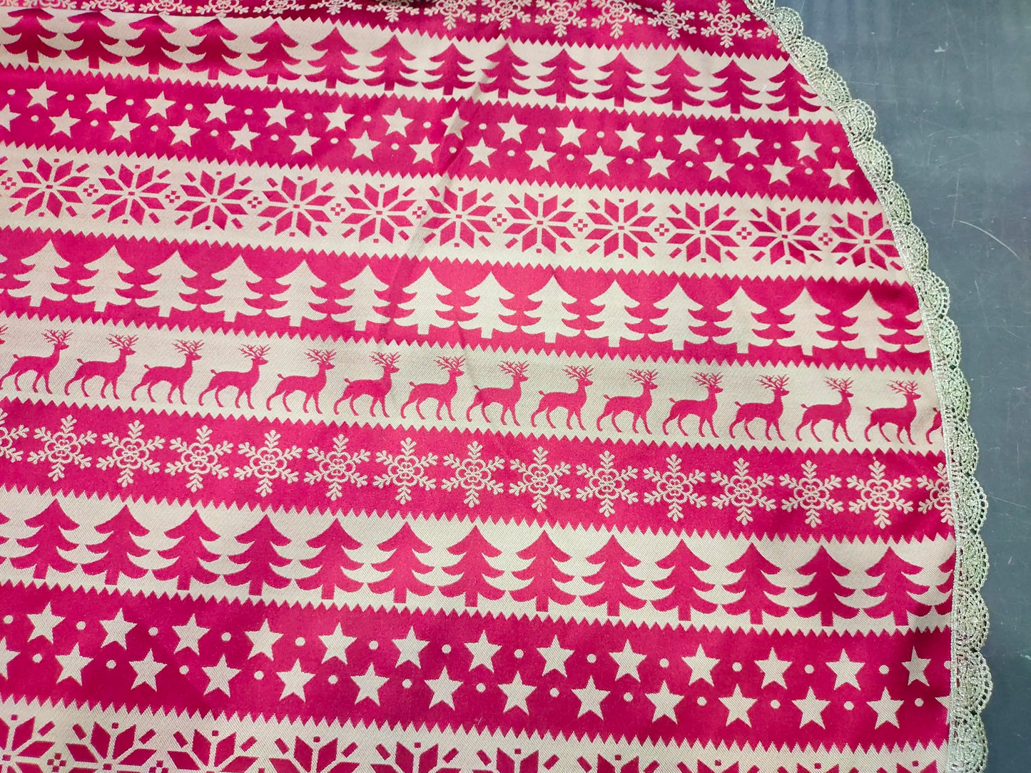Mantel redondo navideño de Jacquard rojo, mantel impermeable con borde dorado de ciervo, con decoraciones de Navidad y forro de cojines