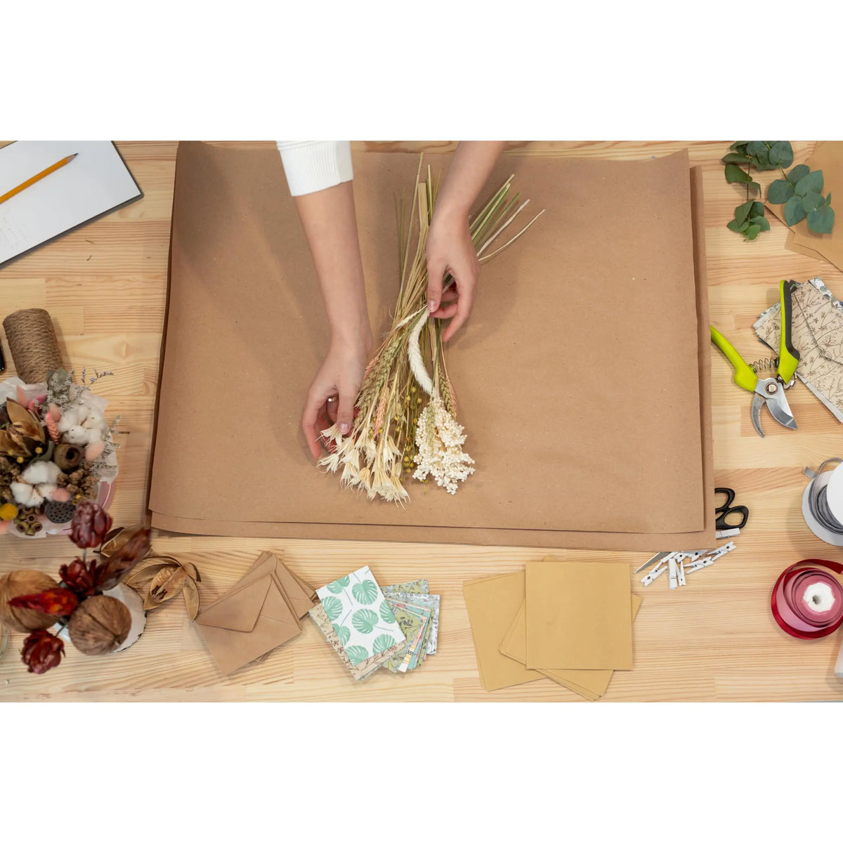 Rollo de papel kraft marrón para embalaje , dibujo y manualidades
